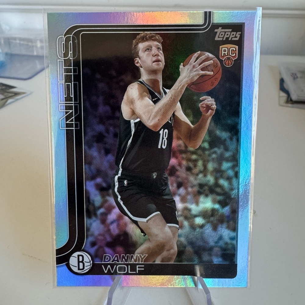 🔥 2025 Danny Wolf Topps NBA Rookie Prizm Card.
